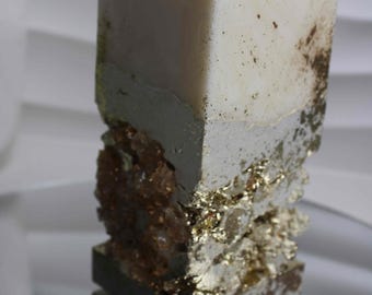 Luxurious White Concrete Candle with Gold Leaf, Fragrance, and Stones - Eco-Friendly Home Decor