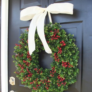 Weatherproof Christmas Wreath Front Door Window Boxwood Red Berry Holiday Wreaths Winter Wreath Decor Christmas Wreath Outdoor Decoration