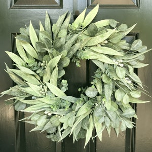 Californische laurier eucalyptus krans het hele jaar door XL dunne lente- of zomerkrans voor deur, buiten, realistisch en weerbestendig 22 inch