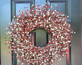 Ghirlanda di San Valentino con bacche rosse e crema: decorazione per la casa di tutti i giorni, decorazione per la porta d'ingresso
