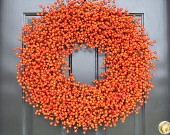 Ghirlanda autunnale di bacche arancioni resistente alle intemperie: decorazione per esterni per il Giorno del Ringraziamento, opzione monogramma, decorazione per la porta d'ingresso.