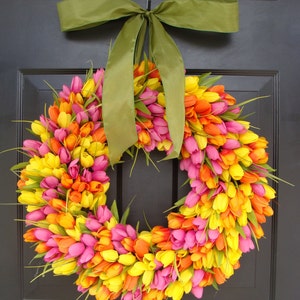 Corona de tulipanes de seda para primavera: Decoración floral para la puerta en el Día de la Madre.