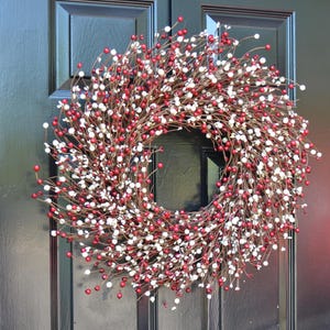 Corona de bayas rojas y crema para San Valentín: decoración neutra para puertas durante todo el año, corona navideña