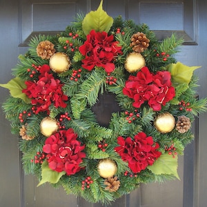 Couronne de Noël extérieure d'hortensias rouges : pomme de pin et ornement doré, décoration à feuilles persistantes résistantes aux intempéries, 22 pouces