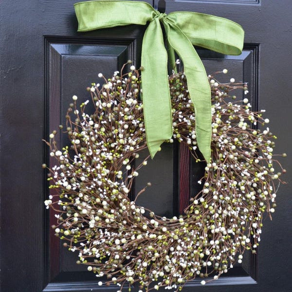 Corona de bayas para el Día de San Patricio: decoración verde, crema y dorada.