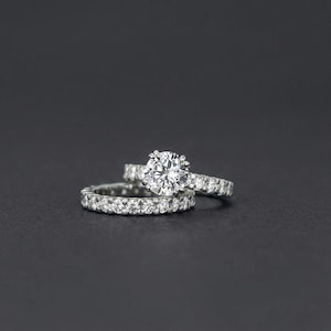 Anillo de boda con solitario y acentos, anillo de compromiso con diamantes de moissanita redondos, alianza apilable de eternidad completa, regalo para el Día de la Madre.