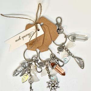 Kristall Schlüsselanhänger Set – Boho Charms mit Sonne, Baum & Blatt – Naturstein Schlüsselanhänger – Geschenk für Sie