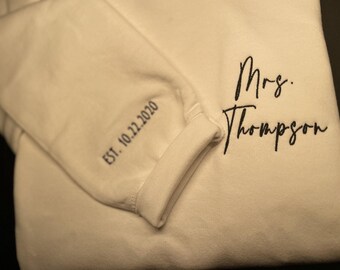Custom Mrs. geborduurd sweatshirt, cadeau voor toekomstige verlovingscadeau mevrouw en heer, toekomstige bruid, datum op mouw, Valentijnsdagcadeau