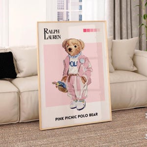 Stampa artistica da parete con orso Polo rosa retrò, poster della rivista di moda Ralph Lauren vintage, stampa di moda di lusso, decorazione da parete estetica, arte da parete femminile