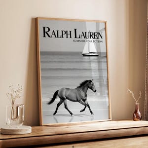 Póster en blanco y negro de Ralph Lauren, portada de revista de moda vintage, arte mural retro de yates, decoración ecuestre de estilo veraniego con estética de dinero antiguo.