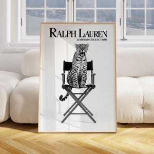 Póster de revista de moda con estampado de leopardo sentado en una silla, estilo antiguo de Ralph Lauren, estampado de moda de lujo, decoración de pared estética en blanco y negro.