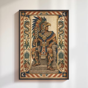 Op de afbeelding: Een ingelijste kunstdruk met een centrale figuur in een adelaarskoptooi en kleurrijke verentooi, die een macuahuitl vasthoudt terwijl deze op een stenen troon zit. De rand toont slangen, maïs, agave en cacaopeulen in gedempte tinten.