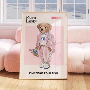 Couverture de magazine de mode vintage, impression rose Girly Polo Bear, art mural rétro Ralph Lauren, impression de mode de luxe, décoration murale esthétique, cadeau