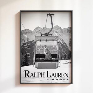 Op de afbeelding: Zwart-wit ingelijste print met een cheetah in een skilift tegen een besneeuwde bergketen. De tekst "Ralph Lauren Alpine Collection" staat onderaan de afbeelding.