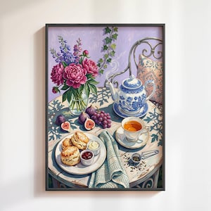 Puede incluir: Pintura enmarcada de una escena de fiesta de té. Una mesa redonda está puesta con una tetera azul y blanca, una taza de té, bollos, higos y un ramo de peonías rosas. El fondo incluye una silla y una pared morada.