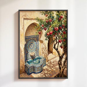 Op de afbeelding: Ingelijst kunstwerk met een binnenplaats met een betegelde fontein en een granaatappelboom. De fontein heeft ingewikkelde blauwe en turkooizen tegels. De boom is beladen met rode granaatappels en de scène baadt in zonlicht.