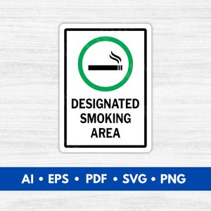 Op de afbeelding: Een wit bord met zwarte tekst en een groene cirkel met een zwarte sigaret met rook. Het bord staat "Designated Smoking Area".