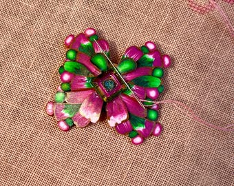 Imán para sujetar agujas con forma de mariposa y flor fantástica para punto de cruz.