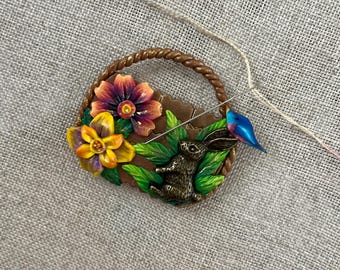 Cesta de flores de primavera con imán de conejo para guardar agujas