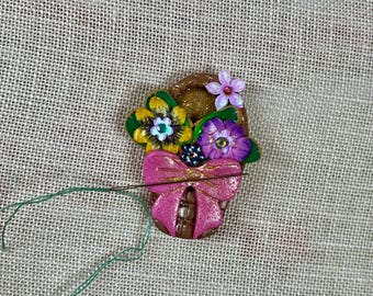 Sujetador de agujas con forma de cesta de flores y soporte para agujas de arcilla polimérica