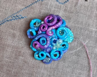 Imán de arcilla polimérica con forma de pulpo para sujetar agujas, ideal para punto de cruz.