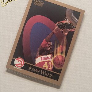 1990 SkyBox Inaugural Edition Kevin Willis NBA Trading Card # 12 - Atlanta Hawks - vintage collection - État neuf