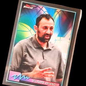 Carte à collectionner n° 12 Vlade Divac Topps Finest NBA 2021 - Authentique légende internationale - Rare collection en parfait état