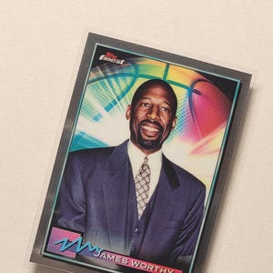 Carte à collectionner #42 James Worthy Topps Finest NBA 2021 - Légende emblématique des Lakers de Showtime - Objet de collection en parfait état
