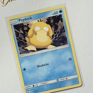 以下が含まれることがあります： 水タイプのポケモン、サイダックが描かれたポケモンカードゲームのカードです。カードは青と黄色で、サイダックの画像が前面に描かれています。カードの名前は「サイダック」で、HPは60です。カードの攻撃は「頭痛」で、20ダメージを与えます。カードの撤退コストは1つの無色のエネルギーです。カードの弱点はい草で、耐性はなしです。カードの番号は11/68です。
