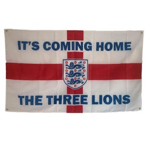 Könnte beinhalten: Eine weiße Flagge mit einem roten Kreuz und dem Text "It's Coming Home" und "The Three Lions". Die Flagge zeigt auch das Wappen der englischen Fußballnationalmannschaft mit drei Löwen.