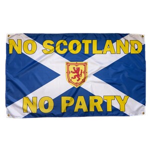 Peut inclure: Drapeau rectangulaire avec le motif de la croix de Saint-Andr&eacute; &eacute;cossaise en blanc et bleu, avec le texte "NO SCOTLAND NO PARTY" en jaune. Un &eacute;cusson avec un lion rouge est centr&eacute; sur le drapeau.