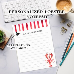 Könnte beinhalten: Ein personalisierter Notizblock mit einer roten Hummer-Illustration. Der Notizblock hat einen rot-weiß gestreiften Rand und enthält den Text "PERSONALIZED LOBSTER NOTEPAD", "CUSTOM TEXT HERE!" und "MULTIPLE FONTS AVAILABLE!".