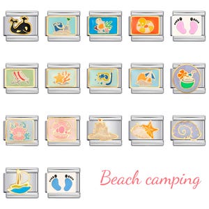 Peut inclure: Une collection de dix-sept maillons de bracelet modulaires en acier inoxydable rectangulaires avec des motifs de plage en émail coloré, incluant une baleine, un château de sable, une étoile de mer, un coquillage et un voilier, avec le texte Beach camping en rose.