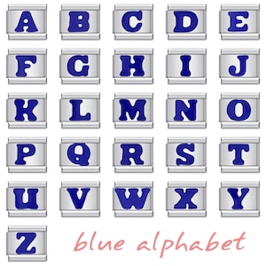 Könnte beinhalten: Blaue Alphabet-Buchstaben Charms für ein Charm-Armband. Jeder Buchstabe ist ein separater Charm. Die Buchstaben sind in einer fetten, blockartigen Schrift.