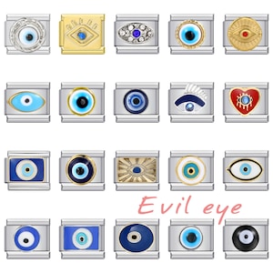 Op de afbeelding: Een verzameling van 16 verschillende charmbracelets met verschillende boze oogontwerpen. De charms zijn gemaakt van metaal en hebben blauwe, witte, gouden en rode kleuren. De charms zijn allemaal in de vorm van een oog, sommige met extra details zoals een hart of een zon.