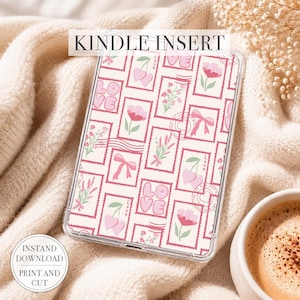 Op de afbeelding: Een doorzichtige Kindle-hoes met een roze en wit postzegelontwerp met kersen, bloemen en strikken. De tekst "KINDLE INSERT" staat bovenaan. De woorden "INSTAND DOWNLOAD" en "PRINT AND CUT" staan op een ronde sticker.