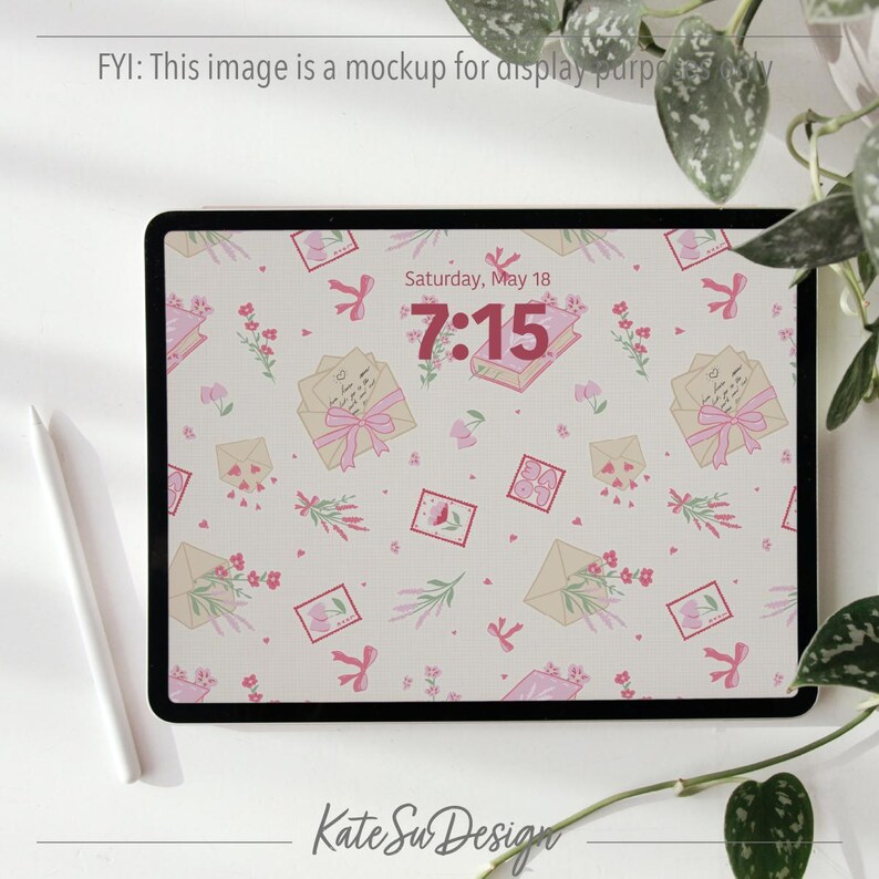Peut inclure: Une tablette num&eacute;rique affiche un fond d'&eacute;cran orn&eacute; d'illustrations roses et beiges d'enveloppes, de fleurs et de n&oelig;uds. L'heure 7h15 est affich&eacute;e, ainsi que la date, samedi 18 mai. Un stylet blanc est &agrave; gauche.