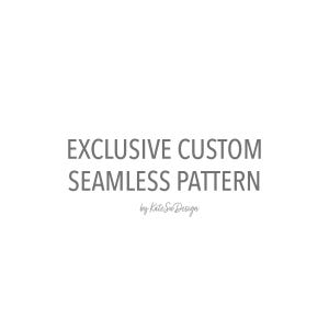 以下が含まれることがあります： 白の背景に灰色のテキスト。テキストは、サンセリフフォントで「EXCLUSIVE CUSTOM SEAMLESS PATTERN」と書かれています。その下に、筆記体で「by Kate Sib Design」というフレーズがあります。