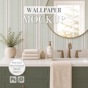 Puede incluir: Maqueta de baño con papel pintado a rayas verdes y blancas. Una encimera blanca sostiene una planta en maceta, toallas, un dispensador de jabón y un difusor. El texto "WALLPAPER MOCKUP" se muestra encima del lavabo. Una toalla cuelga del grifo.