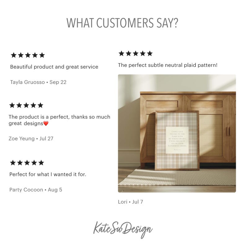 Peut inclure: Un cadre avec un motif &agrave; carreaux neutre, expos&eacute; sur un tapis devant un meuble en bois. L'impression pr&eacute;sente du texte dans un cadre cr&egrave;me. Des avis clients et le logo du designer sont &eacute;galement visibles.