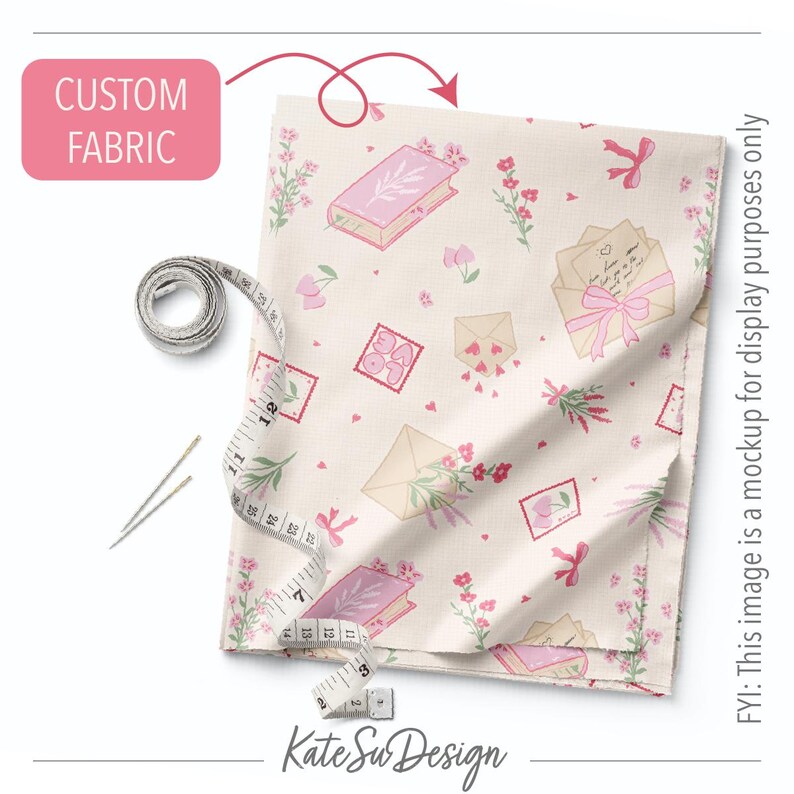 Peut inclure: Un tissu cr&egrave;me avec un motif r&eacute;p&eacute;t&eacute; de livres roses, d'enveloppes, de timbres et de fleurs. Un m&egrave;tre ruban et des aiguilles sont &agrave; c&ocirc;t&eacute; du tissu. Le texte "CUSTOM FABRIC" est dans un encadr&eacute; rose. Le texte "Kate Su Design" est en bas.