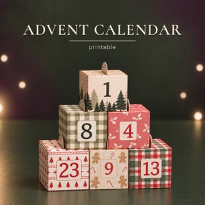 Pode incluir: Um calendário do advento imprimível composto por seis caixas de papel empilhadas com padrões festivos, incluindo árvores verdes, xadrez vermelho e verde e bonecos de gengibre. Cada caixa exibe um número único numa moldura quadrada, com o texto ADVENT CALENDAR printable.