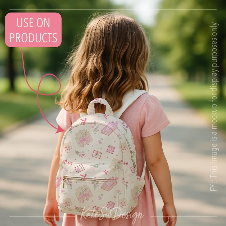 Peut inclure: Un sac &agrave; dos cr&egrave;me avec un motif floral et n&oelig;uds roses. Le sac &agrave; dos a une poign&eacute;e sup&eacute;rieure, une poche avant zipp&eacute;e et des bretelles r&eacute;glables. Le texte "USE ON PRODUCTS" est dans un encadr&eacute; rose en haut &agrave; gauche.