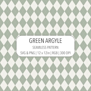 Puede incluir: Un patrón de rombos sin costuras con diamantes alternos en verde salvia y blanco roto. Una etiqueta rectangular blanca en el centro muestra el texto: GREEN ARGYLE, SEAMLESS PATTERN, SVG & PNG | 12 x 12in | RGB | 300 DPI.