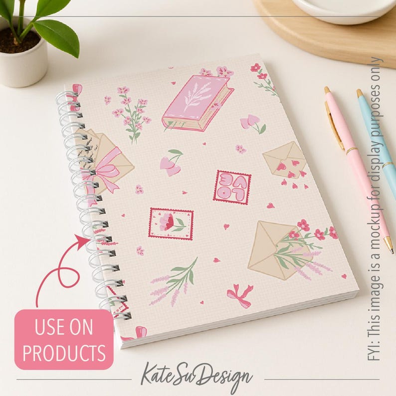 Peut inclure: Un cahier &agrave; spirales avec une couverture cr&egrave;me orn&eacute;e d'illustrations florales et de livres roses. Le motif comprend des enveloppes, des timbres et le texte "LOVE". Le cahier est &agrave; c&ocirc;t&eacute; de stylos roses et bleus.