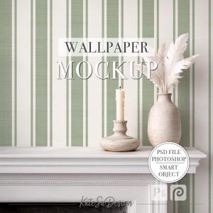 Puede incluir: Una maqueta con una repisa blanca, un candelabro y un jarrón, sobre un fondo de papel pintado a rayas verdes y blancas. El texto "WALLPAPER MOCKUP" se muestra encima de la repisa. Un arreglo de plumas decorativas está en el jarrón.
