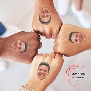 Pode incluir: Quatro punhos se tocando, cada um com uma tatuagem de rosto sorridente. Um gráfico vermelho e branco com o texto "QUANTITÉ MINIMUM 6" está no canto inferior direito.