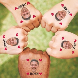 Set med personliga tillfälliga tatueringar med foto, namn och hjärtan - Möhippa