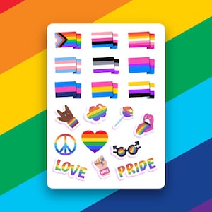Può includere: Un foglio di adesivi con varie bandiere del pride, tra cui le bandiere transgender, bisessuale, lesbica, gay e pansexuale. Altri adesivi includono un segno di pace, un cuore, una nuvola arcobaleno, un lecca-lecca arcobaleno, una mano arcobaleno con la parola "LOVE" e la parola "PRIDE" in colori arcobaleno.