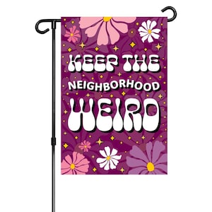 Puede incluir: Una bandera de jardín morada con un patrón floral rosa y blanco. La bandera tiene el texto "Keep the neighborhood weird" en letras blancas con una fuente retro.